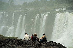 Exp&eacute;dition en Afrique - Tour de l'Afrique Australe - Afrique du Sud, Botswana, Chutes Victoria, Zambie, safari en cano&eacute; sur le Zamb&egrave;ze, Malawi, Mozambique, Parc Kruger - voyage safari d'aventure en camping sous tente et en camion 4x4 - Absolu Voyages